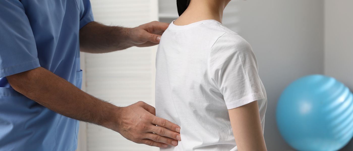 Czym jest nadmierna kifoza kręgosłupa? Przyczyny powstawania i leczenie 